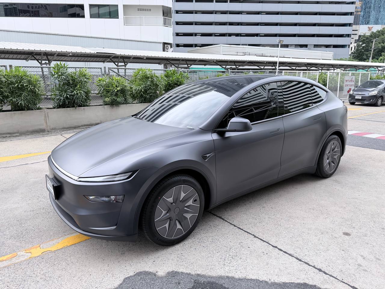 Tesla Model Y L Stealth Grey คันจริงของ Arty
